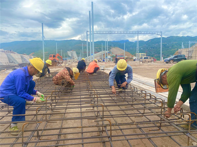 五一堅(jiān)守筑匠心——鄭萬鐵路建設(shè)者假期奮戰(zhàn)一線保進(jìn)度